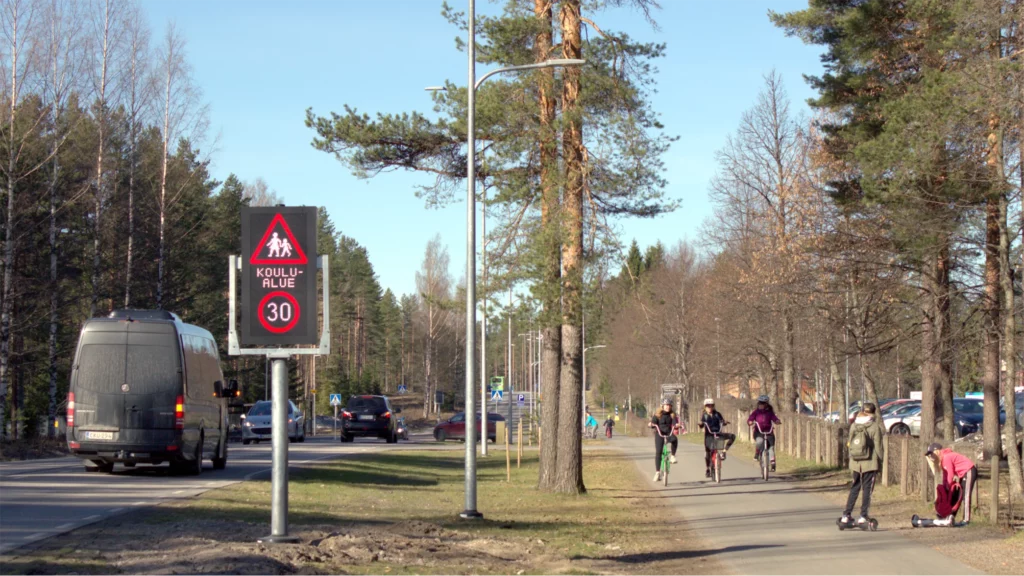 LED-opasteet ja varoitukset ohjaavat liikennettä koulun alueella