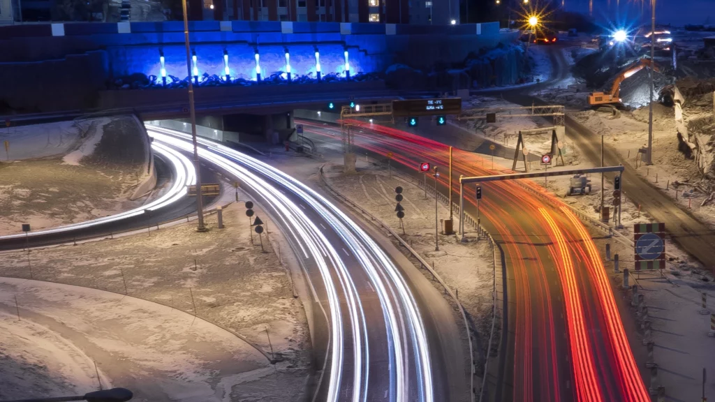 Autojen valoviivoja Tampereen Rantatunnelissa.