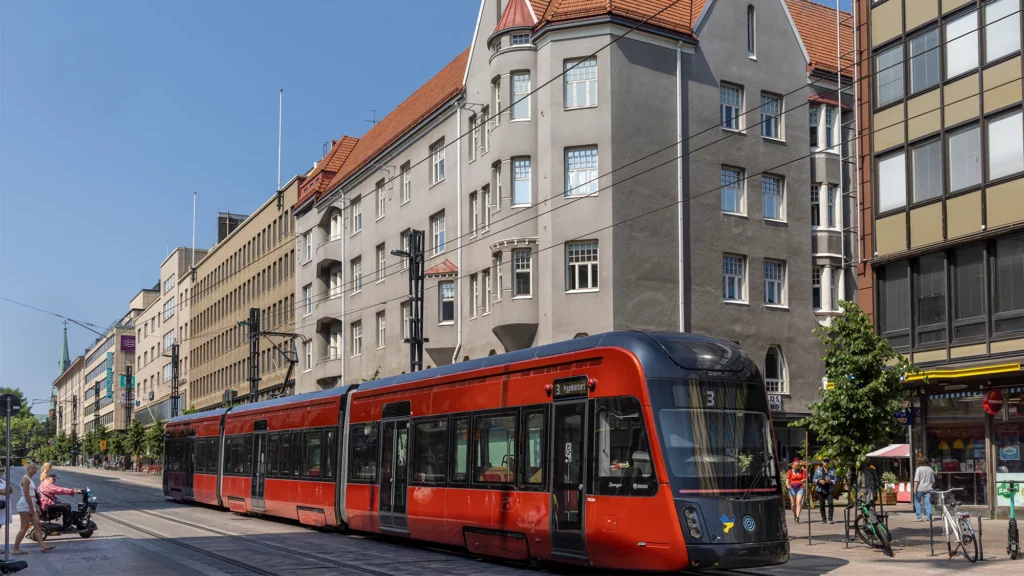 Tampereen raitiovaunu liikenteessä.